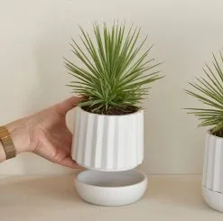 Riviera Maison Plantenbak Rond, Bloempot Met Ribbel - RM Let It Grow Planter - Wit - Porselein - Maat S -Bloem Garden Verkoop 1200x1191 9