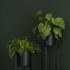 QUVIO Plantenstandaard Inclusief Pot - Staande Plantenbak - Metaal - Plantenbak - Plantenhouders - Planten Zuilen - Voor Buiten - Bloempot - 22 X 22 X 90 Cm - Zwart -Bloem Garden Verkoop 1200x1200 206