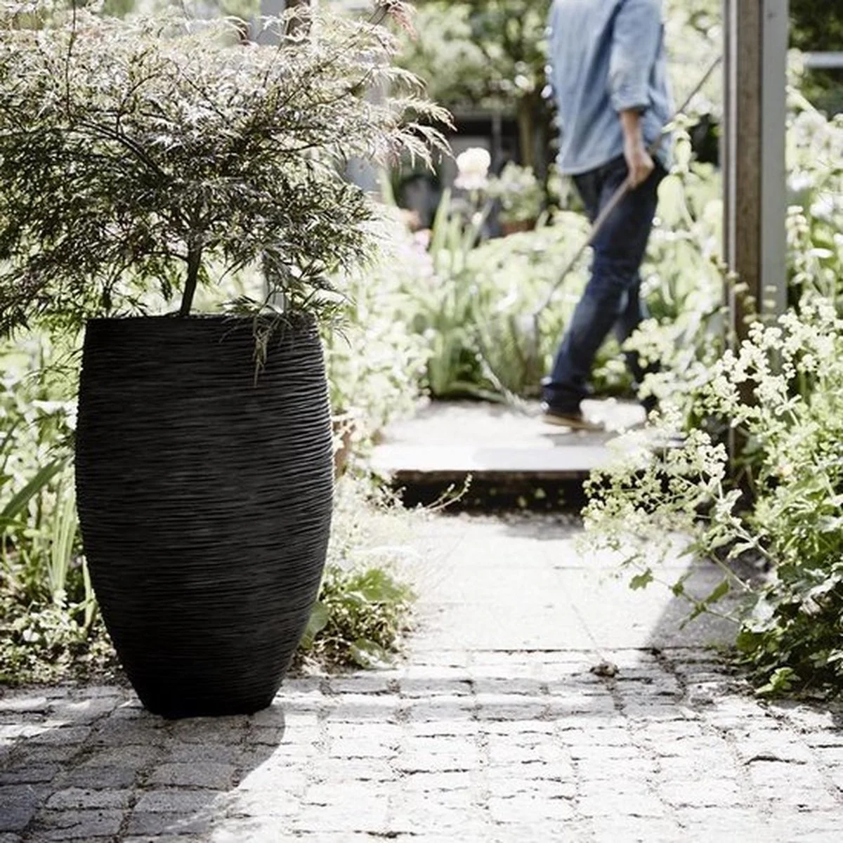 Capi Europe - Vaas Elegant Deluxe Rib NL - 56x84 - Zwart - Voor Binnen En Buiten - KBLR1132 3 Capi Europe - Vaas Elegant Deluxe Rib NL - 56x84 - Zwart - Voor Binnen En Buiten - KBLR1132 - Afbeelding 3