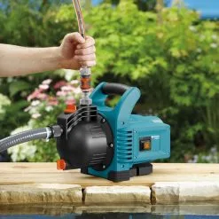 GARDENA - Classic Besproeiingspomp 3000/4 Compleet - Waterpomp - Incl. 3.5 M Aanzuigslang En 20 M Slang 13 GARDENA - Classic Besproeiingspomp 3000/4 Compleet - Waterpomp - Incl. 3.5 M Aanzuigslang En 20 M Slang -Bloem Garden Verkoop 1200x1200 880