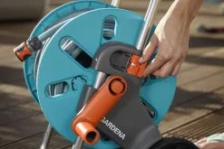 GARDENA AquaRoll S Slangenwagen - Verstelbare Handgreep - Excl. Tuinslang -Bloem Garden Verkoop 1200x800 122