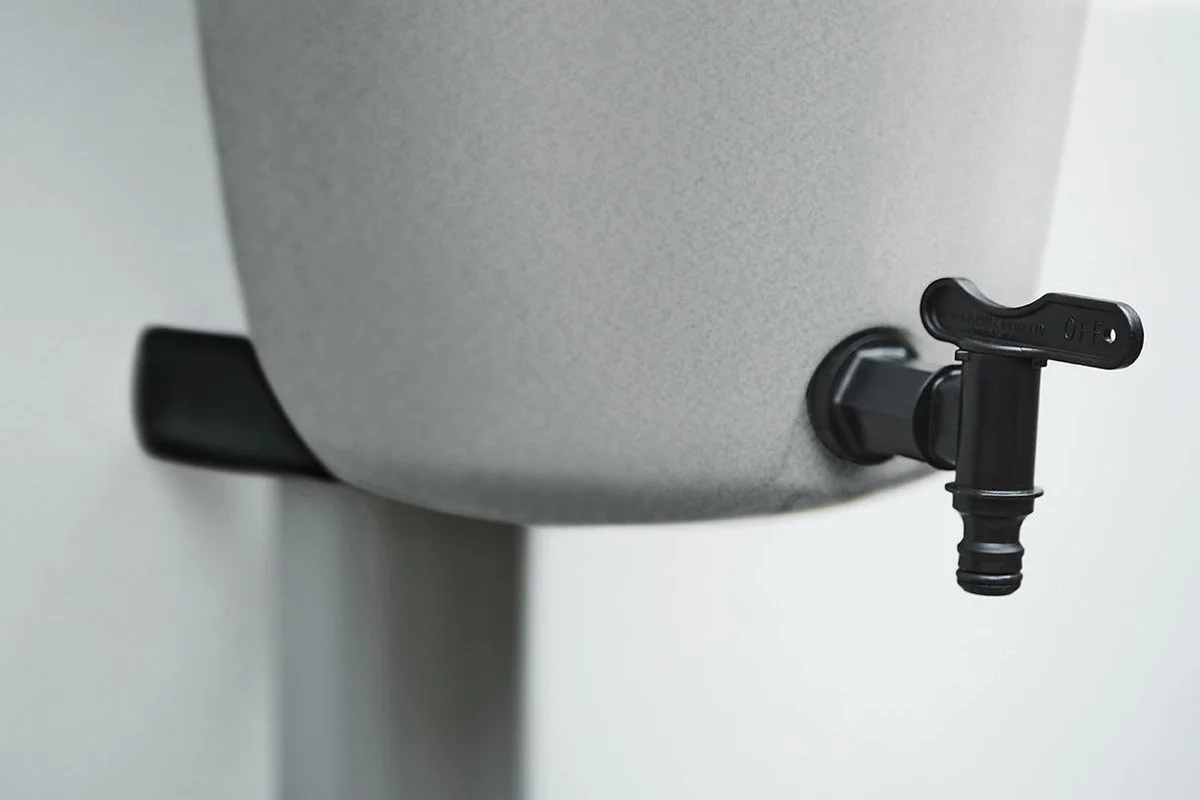 Elho Green Basics Rain Catcher 33 - Regenton Voor Balkonbuiten - Ø 33.5 X H 73.5 Cm - Grijs/Living Concrete 7 Elho Green Basics Rain Catcher 33 - Regenton Voor Balkonbuiten - Ø 33.5 X H 73.5 Cm - Grijs/Living Concrete - Afbeelding 7