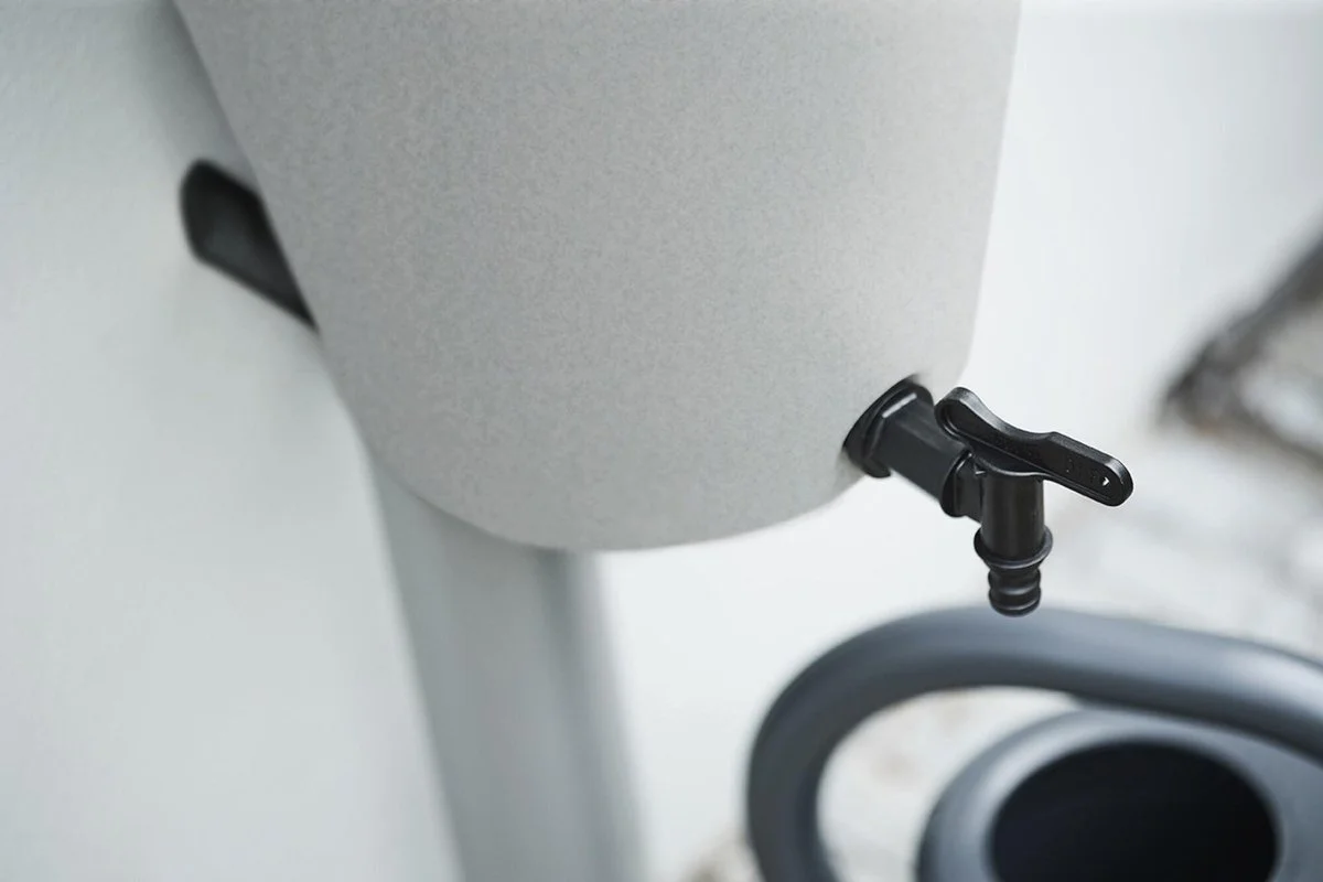 Elho Green Basics Rain Catcher 33 - Regenton Voor Balkonbuiten - Ø 33.5 X H 73.5 Cm - Grijs/Living Concrete 9 Elho Green Basics Rain Catcher 33 - Regenton Voor Balkonbuiten - Ø 33.5 X H 73.5 Cm - Grijs/Living Concrete - Afbeelding 9