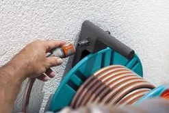 GARDENA - Wandslanghouder 60 Met Slanggeleider - Slanghouder - Maximale Capaciteit 60 Meter -Bloem Garden Verkoop 1200x800 79