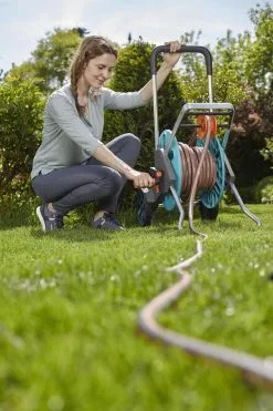 GARDENA - AquaRoll M CleverRoll Easy Slangenwagen - Maximaal 60 Meter - Inklapbare Zwengel 19 GARDENA - AquaRoll M CleverRoll Easy Slangenwagen - Maximaal 60 Meter - Inklapbare Zwengel -Bloem Garden Verkoop 799x1200 31