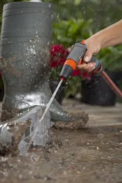 GARDENA - Comfort Reinigingsbroes - Spuitpistool - Traploos Instelbaar -Bloem Garden Verkoop 800x1200 122