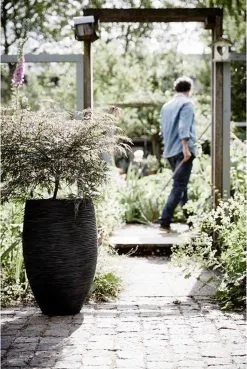 Capi Europe - Vaas Elegant Deluxe Rib NL - 56x84 - Zwart - Voor Binnen En Buiten - KBLR1132 14 Capi Europe - Vaas Elegant Deluxe Rib NL - 56x84 - Zwart - Voor Binnen En Buiten - KBLR1132 -Bloem Garden Verkoop 803x1200 2