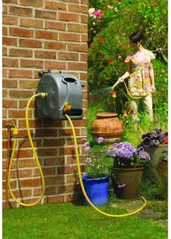 Hozelock Compact Enclosed Reel 2 In 1 - 25 Meter - Slangbox En Muurhaspel In één - Grijs -Bloem Garden Verkoop 858x1200 2